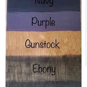 Puede incluir: Una tabla de muestra de madera que muestra seis colores diferentes de tinte para madera: Navy desgastado, Navy, P&uacute;rpura, Gunstock, &Eacute;bano y Negro.