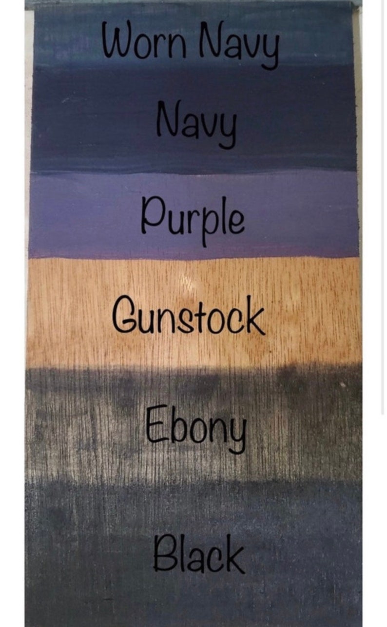 Puede incluir: Una tabla de muestra de madera que muestra seis colores diferentes de tinte para madera: Navy desgastado, Navy, P&uacute;rpura, Gunstock, &Eacute;bano y Negro.
