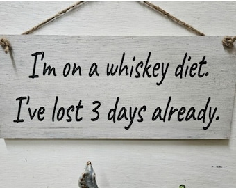 Letrero de madera con texto "Divertido whisky dietético" para bar / Decoración con alcohol hecha a mano