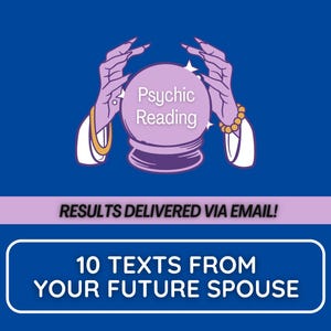 Könnte beinhalten: Eine grafische Illustration mit einer violetten Kristallkugel, die von zwei Händen gehalten wird, mit dem Text Psychic Reading. Darunter zeigt ein horizontaler Balken den Text RESULTS DELIVERED VIA EMAIL! und ein weiß umrandetes Feld 10 TEXTS FROM YOUR FUTURE SPOUSE.