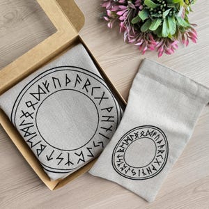 刺繍されたルーン文字の円が付いたタロット バッグ。タロット カード用のケース。タロット カード用のパーソナライズされた刺繍のリネン バッグ。タロット用バッグ。
