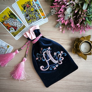 Tarottas. Geborduurd monogram en naam. Etui voor tarotkaarten of chakrastenen. Gepersonaliseerde zijdefluwelen zakje met borduursel voor tarot.