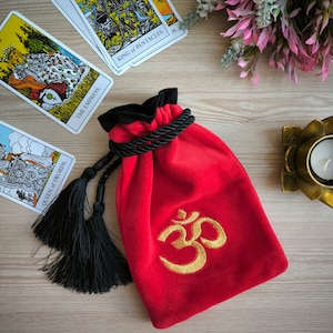 Bolsa de tarot. Estuche bordado con Om y monada para cartas de tarot o piedras de chakras. Bolsa de terciopelo de seda bordada personalizada para tarot.