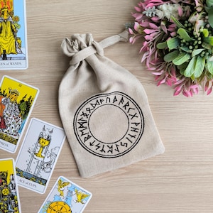 刺繍されたルーン文字の円が付いたタロット バッグ。タロット カード用のケース。タロット カード用のパーソナライズされた刺繍のリネン バッグ。タロット用バッグ。