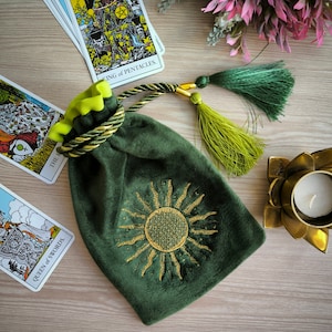 Pochette de tarot. Nom et soleil brodés. Étui pour cartes de tarot ou pierres de chakra. Pochette personnalisée en velours de soie à broder pour tarot.