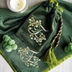 Set tarottas en tafelkleed. Geborduurd tarotdoosje met kralen. Gepersonaliseerde zijdefluwelen zakje voor tarot. Borduurtafelkleed voor tarot.
