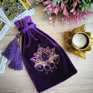 タロットバッグ。蓮の花と名前が刺繍されています。タロットカードやチャクラ石用のバッグです。タロット用のパーソナライズされた刺繍シルクベルベットポーチです。