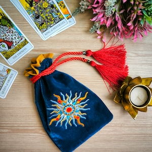 Tarot tas. Etui voor tarotkaarten. Gepersonaliseerd zijden fluwelen zakje met borduurwerk voor tarot.