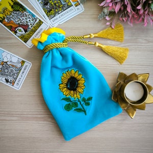 Tarot tas. Geborduurde zonnebloem en naam. Tasje voor tarotkaarten of chakrastenen. Gepersonaliseerd zijden fluwelen zakje met borduurwerk voor tarot.