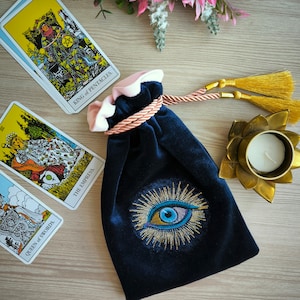 Tarottas. Geborduurd oog en naam Etui voor tarotkaarten of chakrastenen. Gepersonaliseerde zijdefluwelen zakje met borduursel voor tarot.