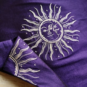 Nappe de tarot avec fermeture éclair. Boîte de tarot brodée de perles. Cadeaux tarots personnalisés en taffetas de soie. Nappe à broder pour tarot.