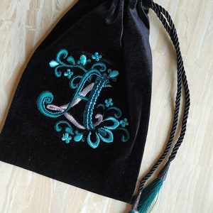 Tarottas. Etui voor tarotkaarten. Gepersonaliseerde zijdefluwelen zakje met borduursel voor tarot. Tarottas met geborduurde kralen.