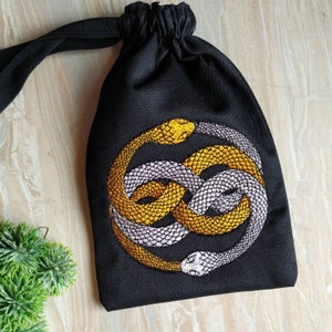 Tarottasje met geborduurde slangen. Etui voor tarotkaarten. Gepersonaliseerde borduurwerk zijden taft voor tarotkaarten. Zilveren en gouden slangen.