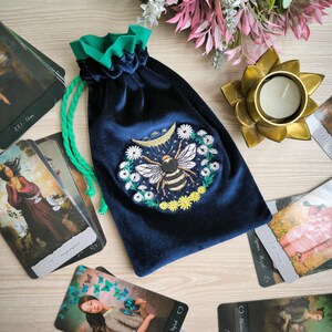 Tarottas. Donkerblauwe Honeybee-hoes voor tarotkaarten met initialen. Gepersonaliseerde zijdefluwelen zakje met borduursel voor tarot.