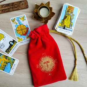 Rode tarottas. Etui voor tarotkaarten. Gepersonaliseerde zijdefluwelen zakje met borduursel voor tarot.