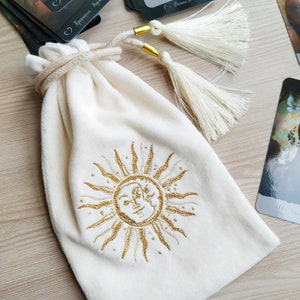 Pochette de tarot. Étui pour cartes de tarot. Pochette personnalisée en velours de soie à broder pour tarot. Sac de tarot beige avec broderies dorées Sun Moon tarot.