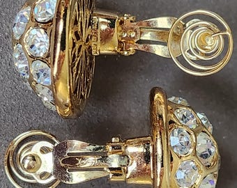 Pendientes vintage de cristal con cierre de clip, firmados por Yves Saint Laurent France. Tono dorado.