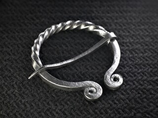 Spilla Penannular Medievale Funzionale – Ispirazione Celtica, 100% Ottone, Armory Replicas