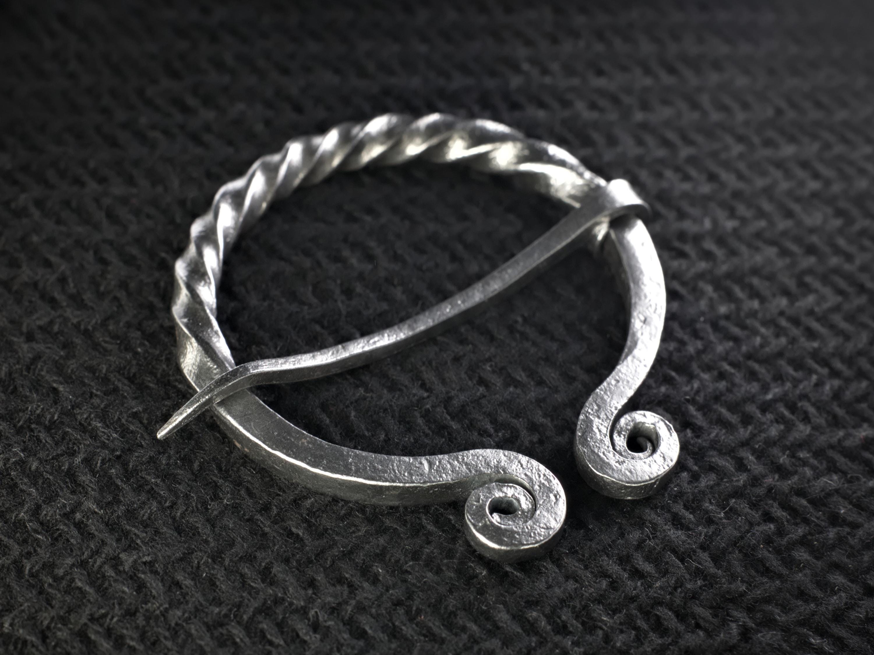 Spilla Penannular Medievale Funzionale – Ispirazione Celtica, 100% Ottone, Armory Replicas