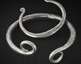 Conjunto de pulsera vikinga: anillo de brazo forjado + pulsera maciza; anillo de juramento, torque vikingo, brazalete vikingo, brazalete, cosplay de druida, joyería forjada, LARP