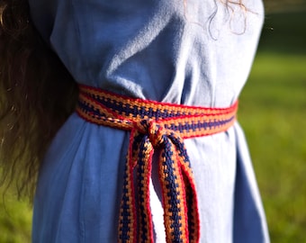 Middeleeuwse riemreplica, handgeweven Vikingversiering, Larpriem, Slavische band, Wollen vlecht, Handgeweven riemreplica, Slavische sjerp voor dames, Scandinavische afwerking