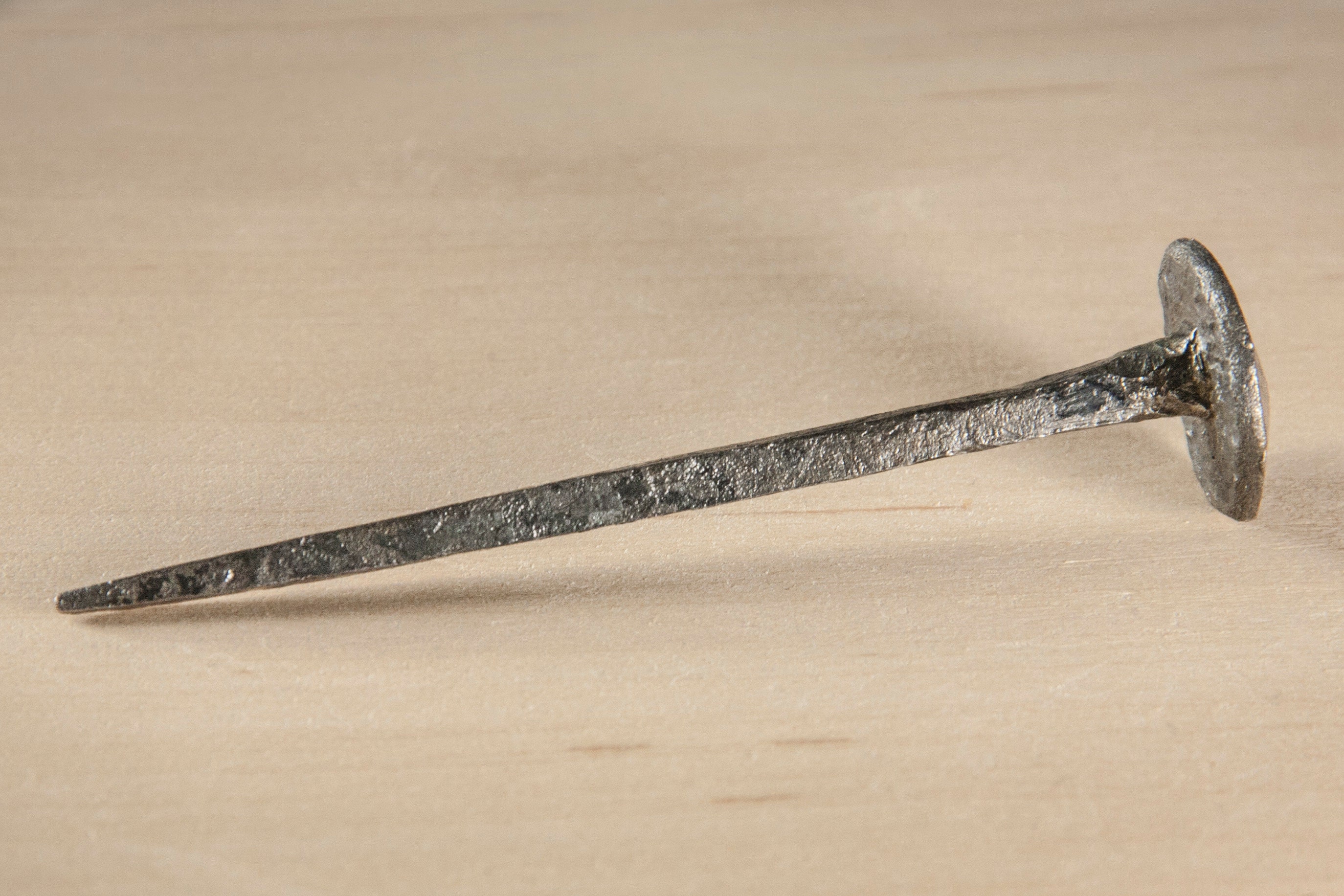 Clou médiéval, tête ronde, forgé à la main (10 cm.) ⚔️ Boutique Épées