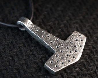 Mjolnir de ferro forjado - pingente de martelo de Thor, colar de amuleto viking, pingente de feira renascentista, réplica do martelo de Thor, amuleto de Thor, martelo de ferro