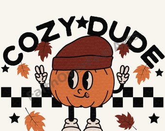 Pode incluir: Uma ilustração gráfica de uma abóbora de desenho animado usando um gorro castanho, fazendo o sinal de paz com ambas as mãos. O texto COZY DUDE está arqueado acima em preto. O design inclui folhas de outono laranja e castanhas, estrelas pretas e um padrão xadrez preto e branco.