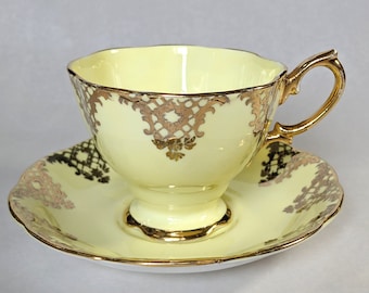 Raro Royal Albert Crown China pastel amarillo y oro vintage taza de té y platillo - patrón sin nombre