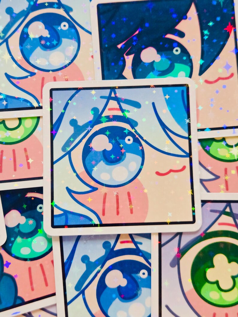 Pode incluir: Adesivo quadrado com um design de olho estilizado em azul, rosa e branco. O olho tem uma grande &iacute;ris azul e um contorno branco. O adesivo tem um acabamento hologr&aacute;fico e brilhante.
