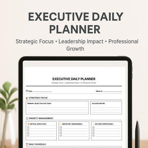 Peut inclure: Un planificateur quotidien exécutif numérique affiché sur une tablette. Le planificateur comprend des sections pour la concentration stratégique, la gestion des priorités et un emploi du temps quotidien. Le texte "PRINTABLE PDF" est en bas. Un stylo noir est à droite.