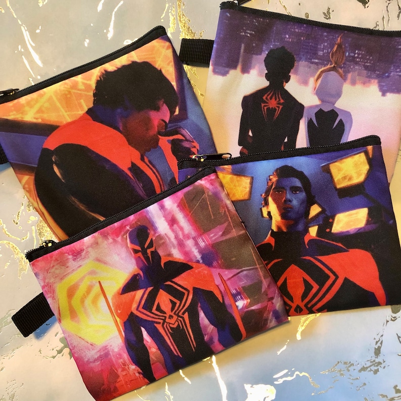 Puede incluir: Cuatro bolsas con cremallera diferentes con varios dise&ntilde;os coloridos que presentan personajes de la pel&iacute;cula Spider-Man: Into the Spider-Verse. Las bolsas est&aacute;n hechas de una tela suave y duradera y son perfectas para guardar art&iacute;culos peque&ntilde;os como maquillaje, joyas o electr&oacute;nica.