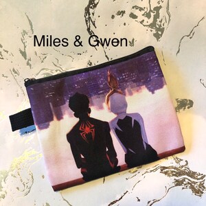 Puede incluir: Una bolsa negra con cremallera con una imagen colorida de Miles Morales y Gwen Stacy de Spider-Man: Into the Spider-Verse. La imagen los muestra de espaldas contra un horizonte urbano. El texto "Miles & Gwen" est&aacute; impreso sobre la imagen.