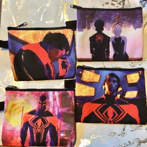 Puede incluir: Cuatro bolsas con cremallera diferentes con varios dise&ntilde;os coloridos con personajes de Spider-Man. Las bolsas est&aacute;n hechas de un material de tela y tienen una cremallera negra.