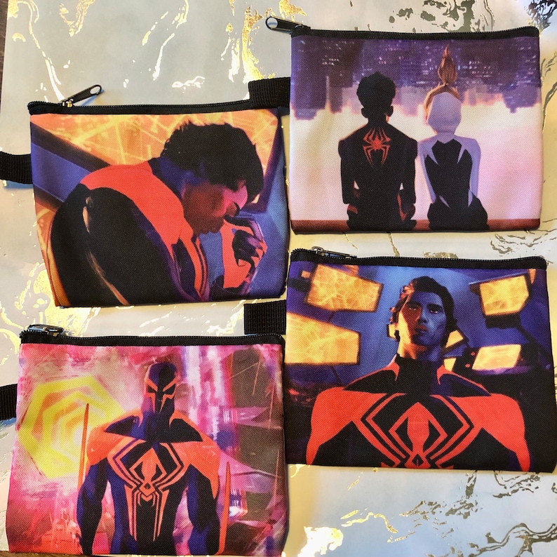 Puede incluir: Cuatro bolsas con cremallera diferentes con varios dise&ntilde;os coloridos con personajes de Spider-Man. Las bolsas est&aacute;n hechas de un material de tela y tienen una cremallera negra.