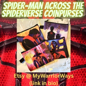 Puede incluir: Cuatro monederos de Spider-Man: Across the Spider-Verse con diferentes personajes de la pel&iacute;cula. Los monederos son negros con im&aacute;genes coloridas de los personajes. Los monederos est&aacute;n apilados sobre una superficie blanca. El texto "Etsy @ MyWarriorWays (link in bio)" es visible en la parte inferior de la imagen.