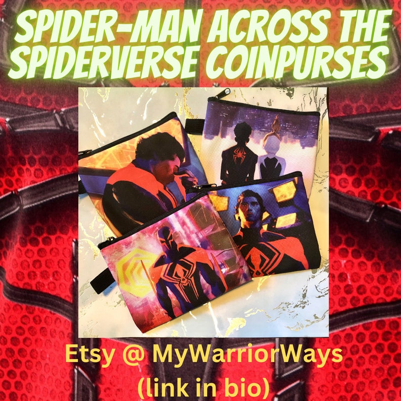 Puede incluir: Cuatro monederos de Spider-Man: Across the Spider-Verse con diferentes personajes de la pel&iacute;cula. Los monederos son negros con im&aacute;genes coloridas de los personajes. Los monederos est&aacute;n apilados sobre una superficie blanca. El texto "Etsy @ MyWarriorWays (link in bio)" es visible en la parte inferior de la imagen.