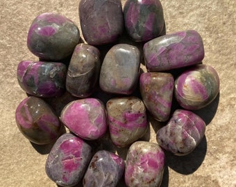 Getrommelter Rubin Feldspat, zwei Größen