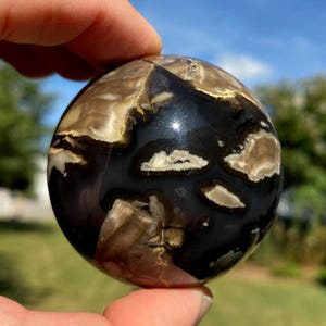 Sphère en agate volcanique de 59 mm, 281 g
