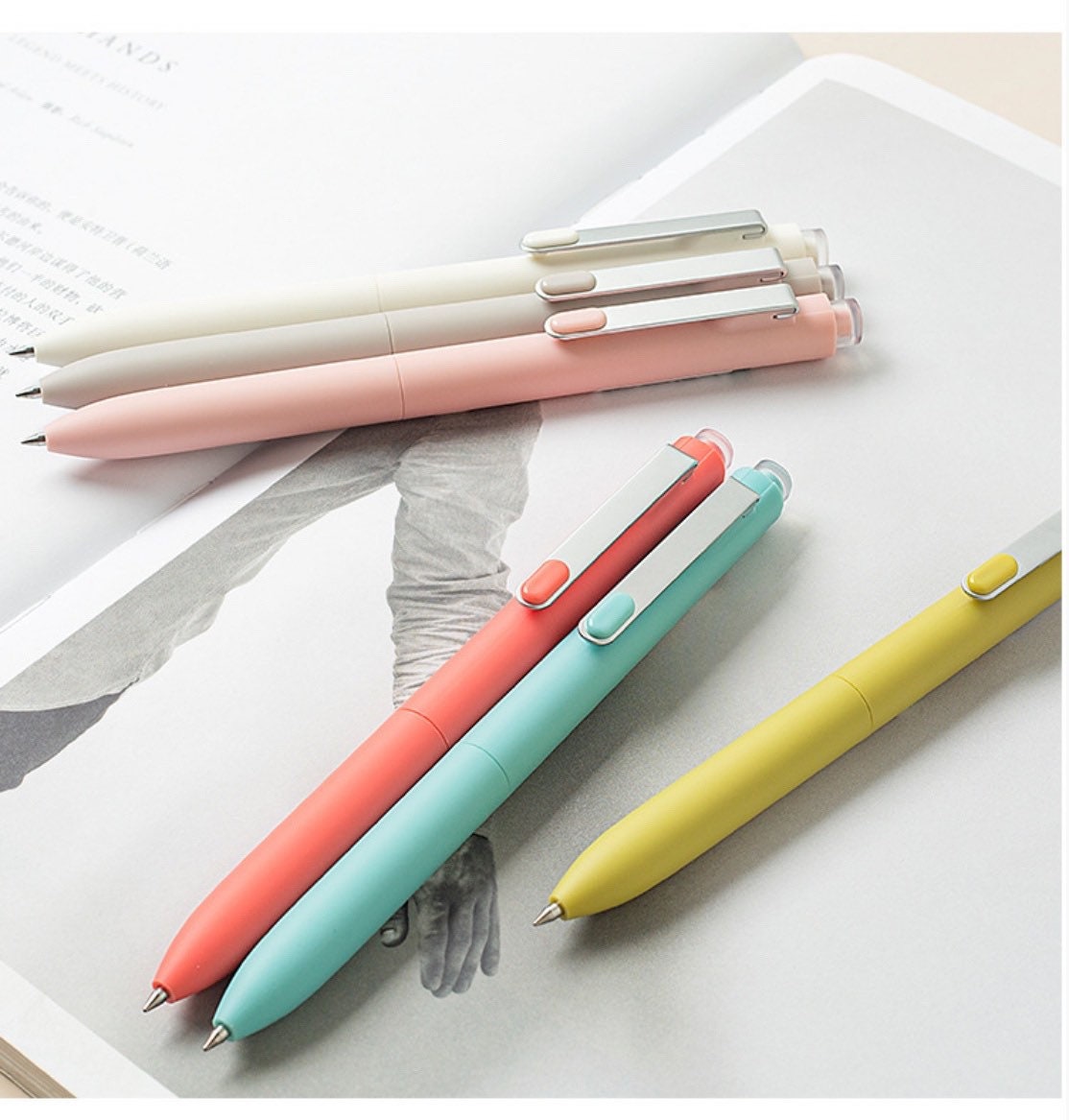 Black gel pens in macaron color with a 0.5mm point are available as writing  supplies for students' desks.