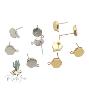 Puede incluir: Un conjunto de bases para pendientes hexagonales con anillas de salto. Las bases están disponibles en plata, oro y latón.