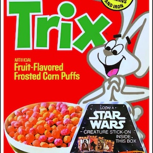 Puede incluir: Una caja de cereal Trix roja, blanca y verde con una mascota de conejo blanco. La caja tiene el texto "Trix" en letras verdes grandes y "Fruit-Flavored Frosted Corn Puffs" en letras blancas m&aacute;s peque&ntilde;as. La caja tambi&eacute;n incluye una pegatina de Star Wars con el texto "Look! A Star Wars Creature Stick-On Inside This Box" y una pegatina m&aacute;s peque&ntilde;a que dice "Plus Star Wars Toys Refund Offer From Kenner".