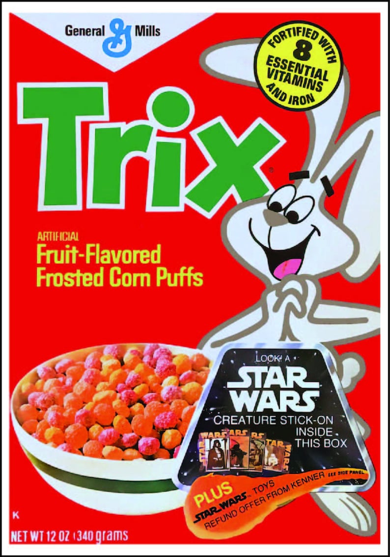 Puede incluir: Una caja de cereal Trix roja, blanca y verde con una mascota de conejo blanco. La caja tiene el texto "Trix" en letras verdes grandes y "Fruit-Flavored Frosted Corn Puffs" en letras blancas m&aacute;s peque&ntilde;as. La caja tambi&eacute;n incluye una pegatina de Star Wars con el texto "Look! A Star Wars Creature Stick-On Inside This Box" y una pegatina m&aacute;s peque&ntilde;a que dice "Plus Star Wars Toys Refund Offer From Kenner".