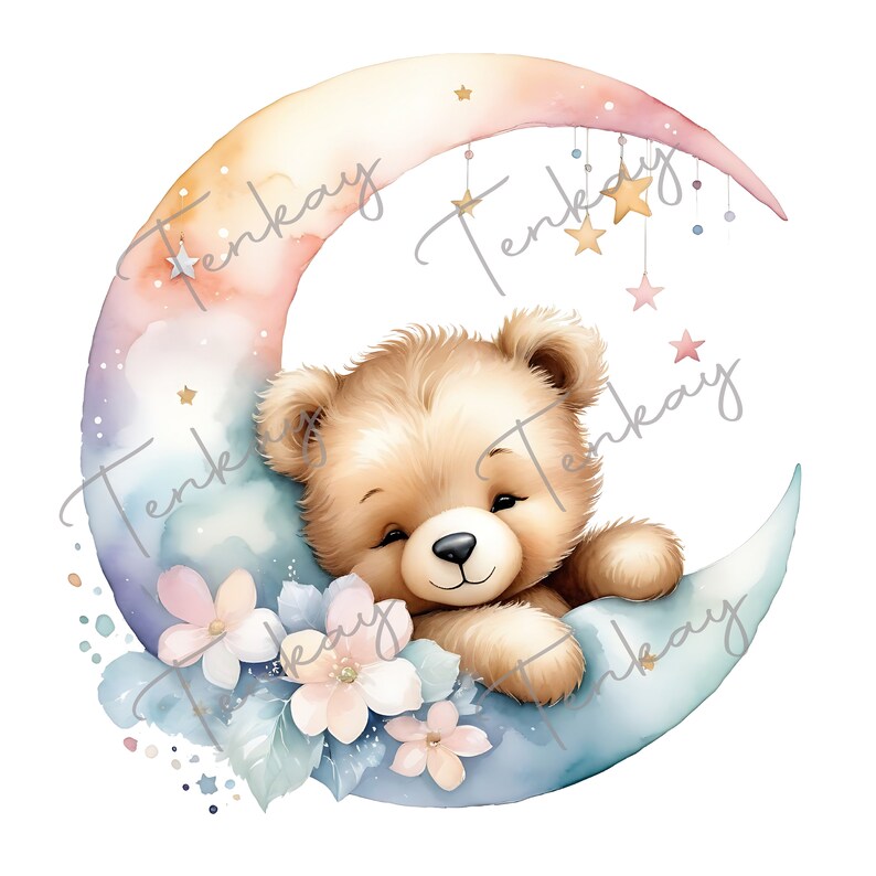 Pode incluir: Uma ilustra&ccedil;&atilde;o em aquarela de um urso de pel&uacute;cia marrom dormindo em uma lua crescente com nuvens e estrelas rosa, azuis e brancas. A lua &eacute; pintada em tons de rosa, azul e verde.