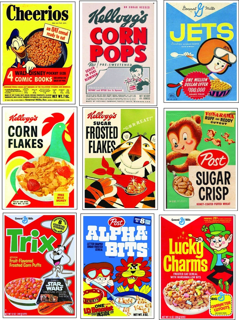 Puede incluir: Un collage de nueve dise&ntilde;os de cajas de cereales vintage con marcas populares como Cheerios, Corn Pops, Jets, Corn Flakes, Sugar Frosted Flakes, Sugar Crisp, Trix, Alpha Bits y Lucky Charms. Cada caja presenta un personaje de dibujos animados e ilustraciones coloridas.