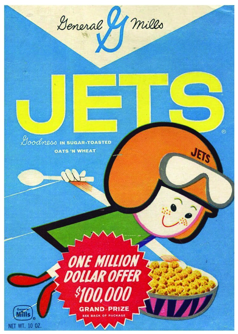 Puede incluir: Una caja de cereal vintage para el cereal General Mills Jets. La caja presenta un personaje de dibujos animados con casco y gafas, volando por el aire con una cuchara. La caja es azul con letras amarillas y una estrella roja y blanca. El texto en la caja dice "Goodness in sugar-toasted oats 'n wheat" y "One million dollar offer $100,000 Grand Prize".