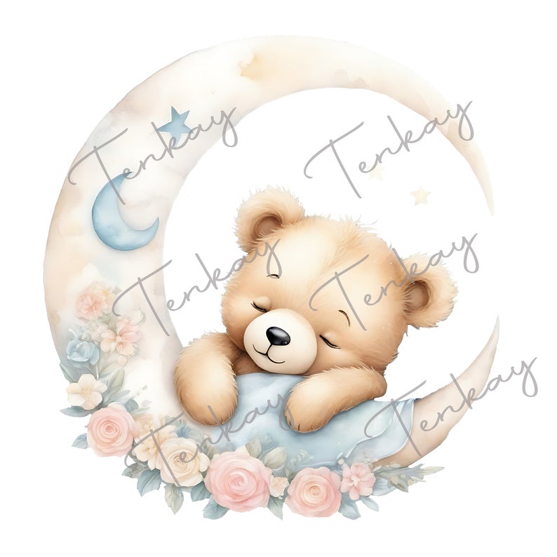 Pode incluir: Uma ilustra&ccedil;&atilde;o em aquarela de um urso de pel&uacute;cia marrom dormindo em uma lua crescente com flores rosa e brancas. A lua &eacute; cercada por um c&eacute;u azul claro com estrelas.