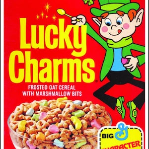 Puede incluir: Una caja de cereal Lucky Charms con un duende de dibujos animados sosteniendo un amuleto en forma de coraz&oacute;n. La caja es roja con letras amarillas y presenta un taz&oacute;n de cereal con malvaviscos. El texto en la caja dice "Lucky Charms Frosted Oat Cereal with Marshmallow Bits" y "Provides 25% of daily nutritional needs for 7 essential vitamins and iron as established by U.S. Government".