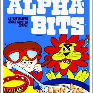 Puede incluir: Una caja vintage de cereal Post Alpha Bits con un le&oacute;n de dibujos animados y una ni&ntilde;a con gafas rojas. La caja tiene el texto "Alpha Bits" en letras blancas grandes y "Letter Shaped Sugar Frosted Cereal" en letras negras m&aacute;s peque&ntilde;as. La caja tambi&eacute;n incluye una imagen de un brazalete de identificaci&oacute;n de pl&aacute;stico con el texto "One Plastic ID Bracelet Inside This Box". La caja es azul y amarilla con un peso neto de 8 onzas.