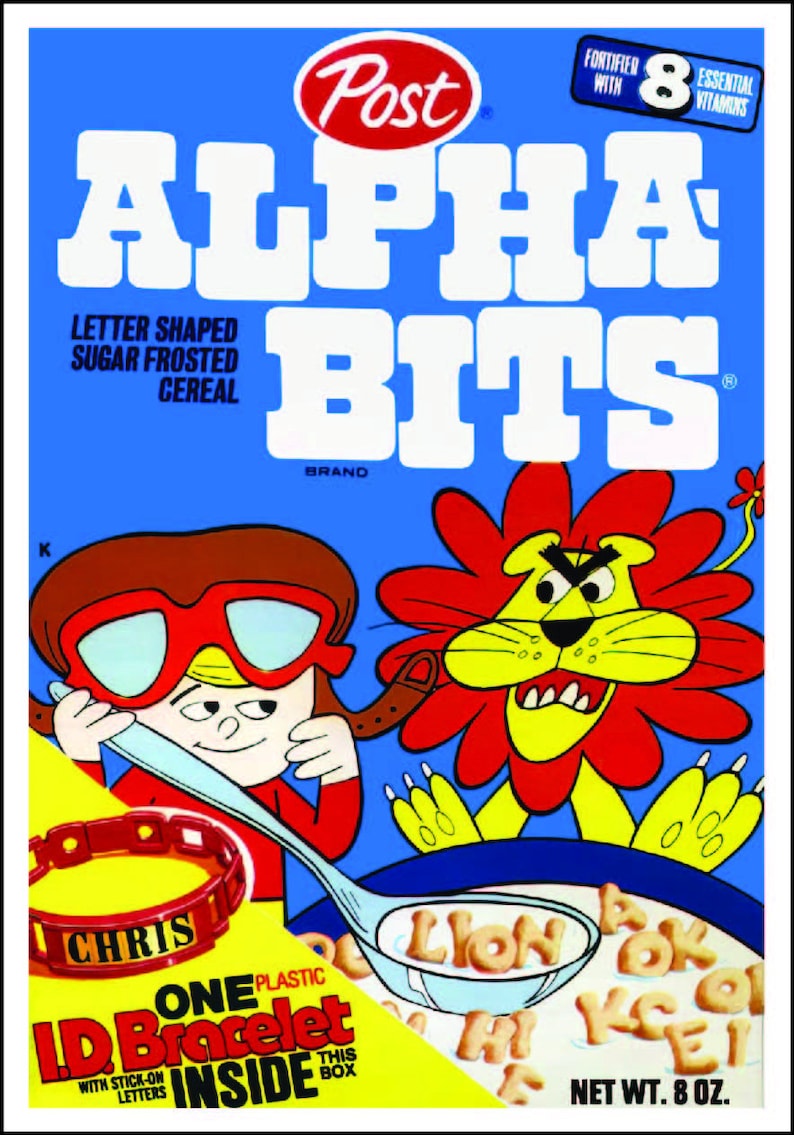 Puede incluir: Una caja vintage de cereal Post Alpha Bits con un le&oacute;n de dibujos animados y una ni&ntilde;a con gafas rojas. La caja tiene el texto "Alpha Bits" en letras blancas grandes y "Letter Shaped Sugar Frosted Cereal" en letras negras m&aacute;s peque&ntilde;as. La caja tambi&eacute;n incluye una imagen de un brazalete de identificaci&oacute;n de pl&aacute;stico con el texto "One Plastic ID Bracelet Inside This Box". La caja es azul y amarilla con un peso neto de 8 onzas.